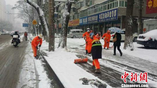 全市出动20000名环卫工人清雪。 环卫部门供图