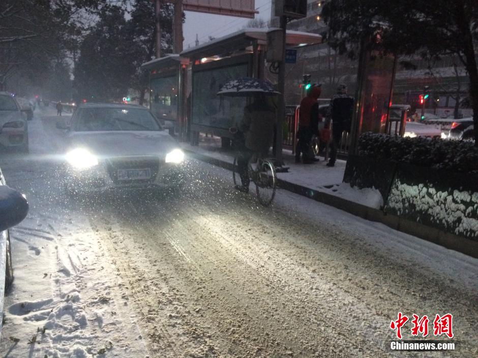 雪中的北京街道