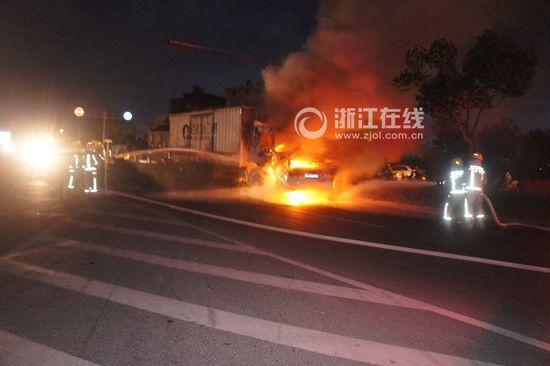 浙江一快遞車(chē)與私家車(chē)相撞 已致四人死亡(圖)