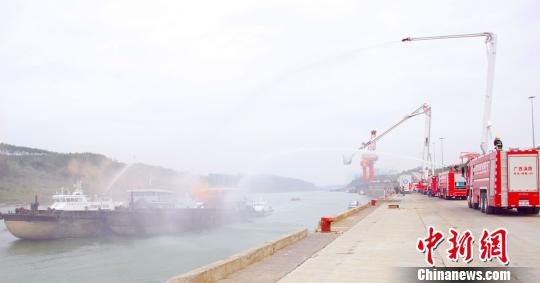 图为演练中消防与海事部门对船舶进行灭火。朱柳融 摄