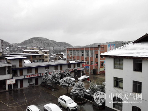 12月15日，贵州习水县出现雨夹雪天气。（摄影：袁缘）