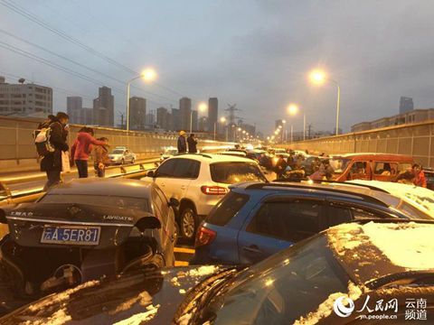 降雪导致道路结冰，瑞杭高速昆明入城方向多车相撞。（人民网 张明昊摄）
