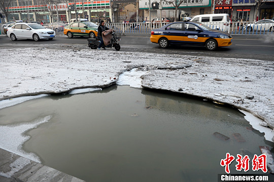   12月24日，呼和浩特海西路一路段，路面結冰占去大部分道路，電車在機動車道前行。據悉，滲水原因為地下管網漏水所致，周邊商戶反映路面結冰的情況已經持續(xù)兩個冬天。中新社記者 劉文華 攝