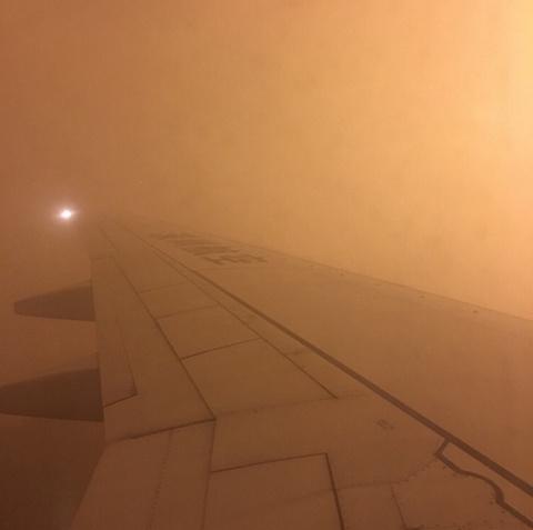 25日清晨，北京首都机场出现大雾。(来源：中国青年网)