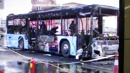 被烧毁的公交车。