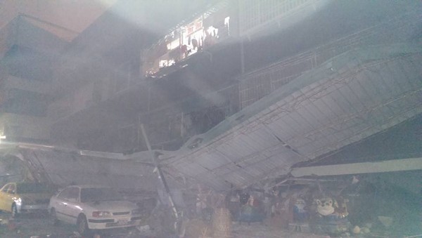 有网友在社交媒体帖文表示，台南市东区大智里菜市场倒塌，建筑体二楼瞬间变成一楼，甚至传出有民众受困尚未出来。