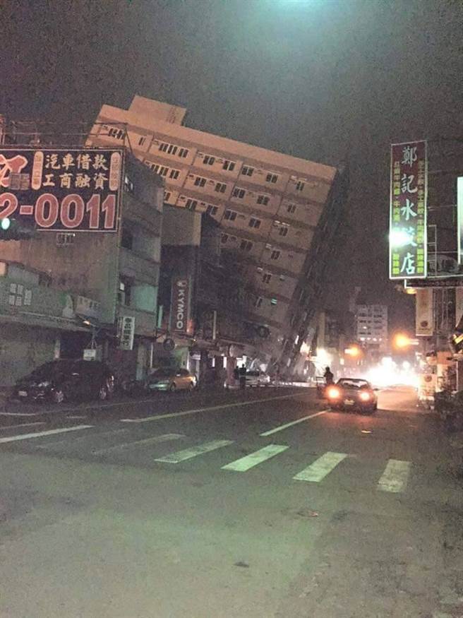 台湾社交媒体传出照片，台南新化区一栋10层的楼房歪了。