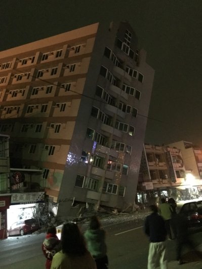 台南市新化京城银行大楼倾倒。