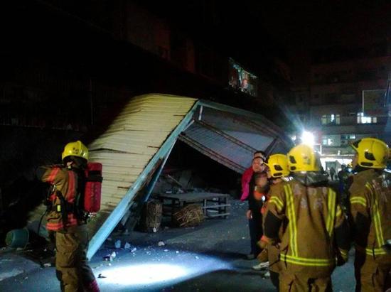 台南市东区长东街一栋四层民宅崩塌，住户被救出送医。台南市东区长东街一栋四层民宅崩塌，住户被救出送医。