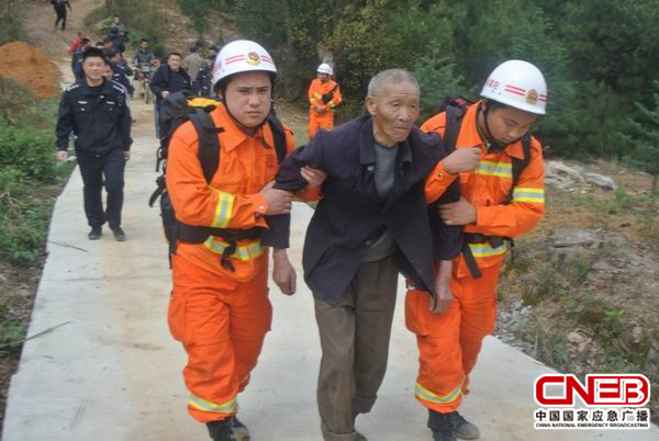 消防官兵攙扶老人下山