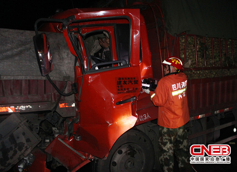 在成自泸高速四川威远段事故现场，消防官兵利用液压扩张剪实施救援。