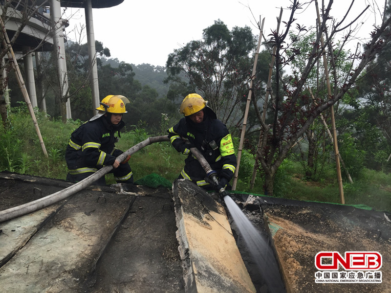 消防官兵对高压电缆沟进行灭火。
