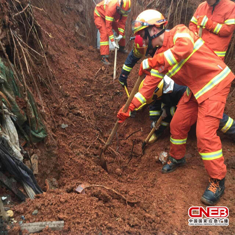 工地下水道泥土塌方，两名工人被困，消防官兵正在紧张救援。