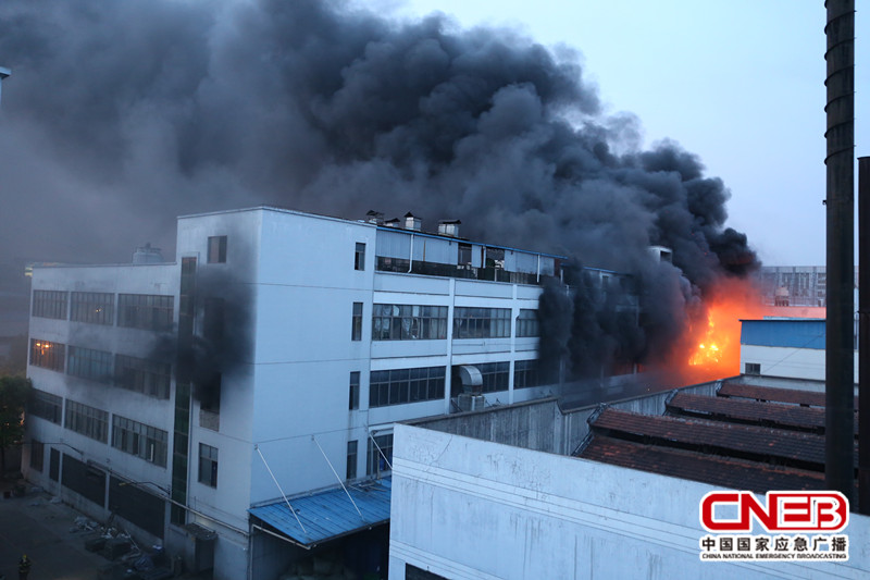 义乌市机场路627号宝娜斯有限公司三楼发生火灾，浓烟滚滚、火光冲天。