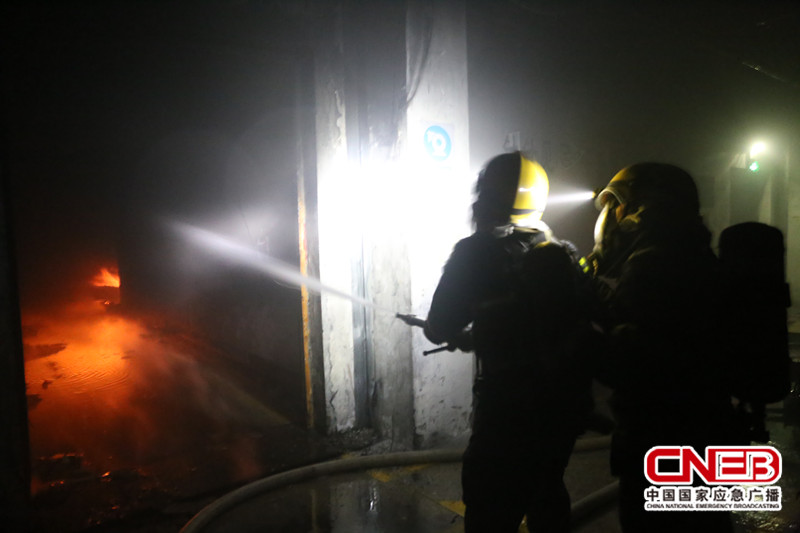 消防官兵深入楼层内开展火灾扑救。