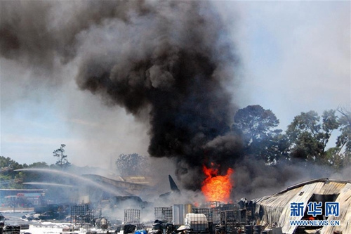 5月5日，在美国休斯敦，消防人员在现场喷洒泡沫灭火。