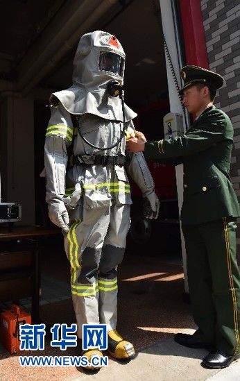 4月20日，消防戰(zhàn)士在試用多功能消防服的通話功能。