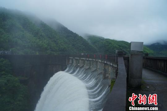 暴雨突襲 浙江浦江水庫(kù)防汛泄洪形成“飛瀑”  奚金燕 攝