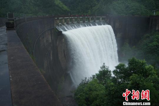 暴雨突襲 浙江浦江水庫(kù)防汛泄洪形成“飛瀑”  奚金燕 攝