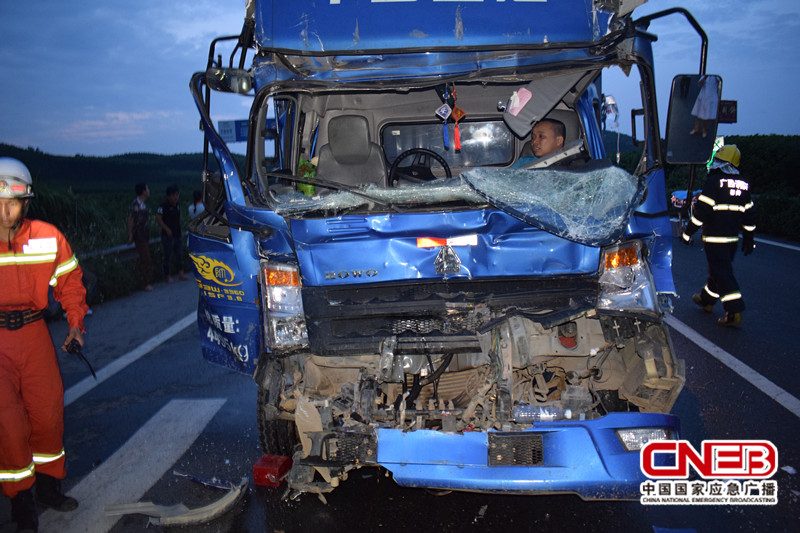 广西柳州一小货车与一中型货车相撞，小货车车头严重变形。