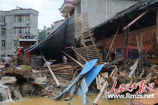 图为刘善平的家被洪水和泥石流冲得破烂不堪。陆书明 摄