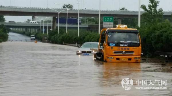 7月2日，武汉一高速路段积水严重。