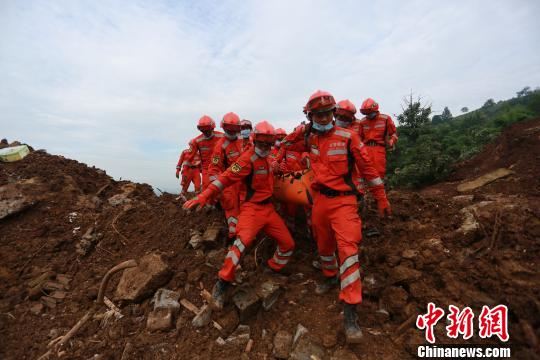 圖為救援人員搬運遇難者遺體。　王飛 攝