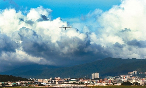 “尼伯特”来袭前，台北云彩诡谲变幻。（台湾《联合报》/林俊良 摄）