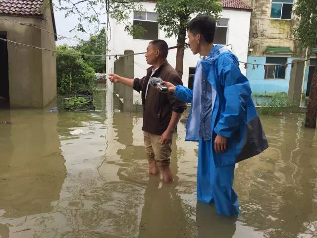 中国之声记者肖源在安徽郎溪县采访受灾群众。