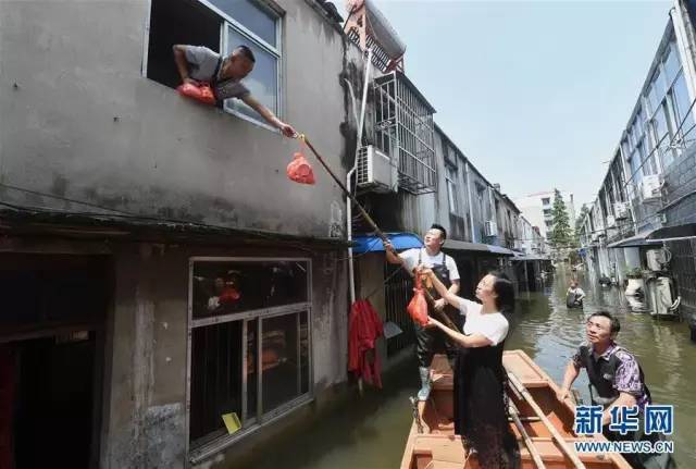 在此次洪涝灾害中，很多受灾群众被困在了家中。新华网