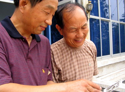 李铁柱（左）和张金生（右）30年后重忆旧事。（胡印斌摄）