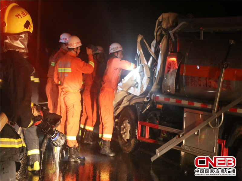 消防官兵对油罐车车头进行破拆，营救被困人员。