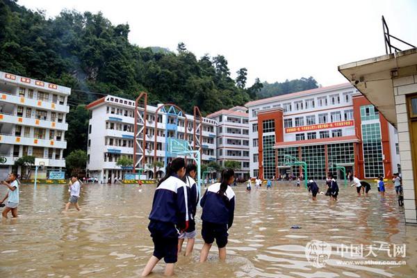 1日，广西遭大暴雨袭击，第二中学出现内涝。
