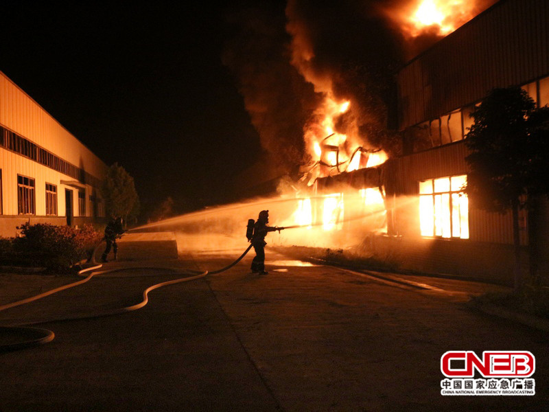 仓库已大面积燃烧，浓烟弥漫，火势处于猛烈发展阶段