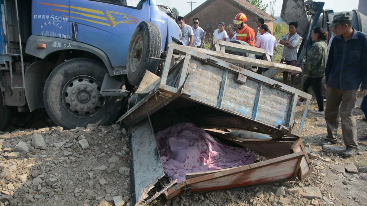 9月18日下午2点左右，灵璧县一辆货车碾压两车，事故造成一死一伤。