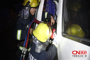 消防官兵对驾驶室进行破拆，解救被困司机。