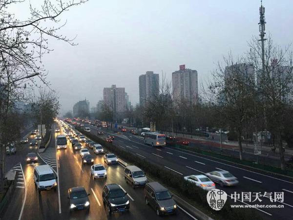 今天早晨，北京城区一片灰霾。（摄影 关禺）