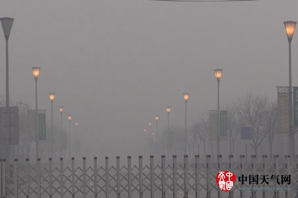 11月29日，山西太原被雾霾笼罩，局地能见度不足百米。