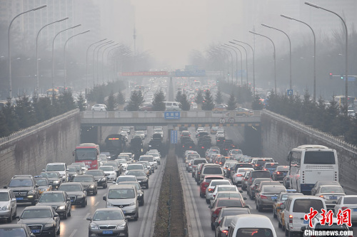 图为2016年12月16日下午，北京东三环农展桥附近车辆行驶缓慢，雾霾渐浓。中新网记者 金硕 摄