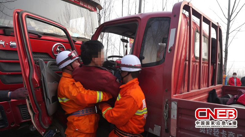 消防官兵成功救出被困人员。