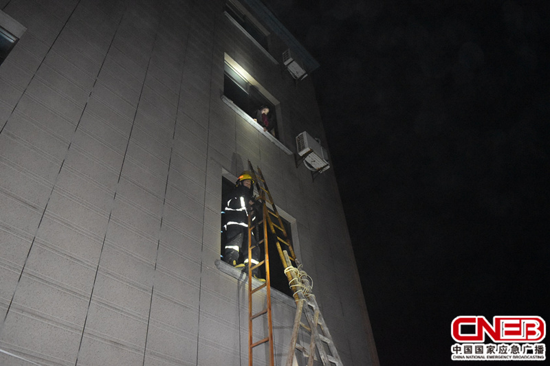 消防人员正在架设挂钩梯救援