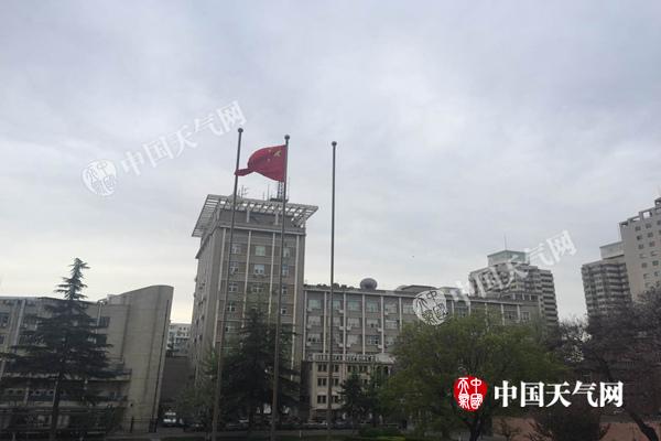 今晨，北京海淀风力渐起，红旗飘飘。