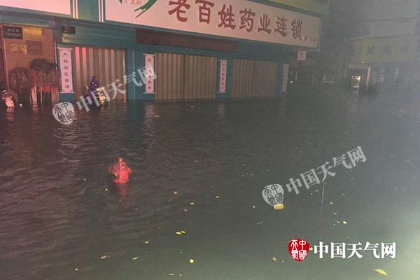 4月11日，饶平县县城多处出现积水。（何晋生 摄）
