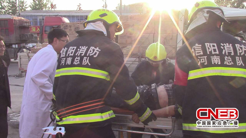 消防官兵成功救出被困人员。
