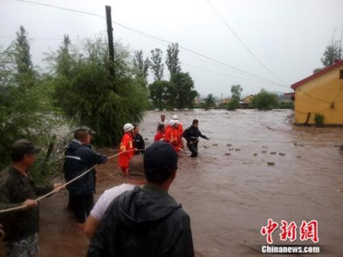 降雨导致部分林场、村庄出现积水，部分房屋被冲毁，救援工作正在紧张进行中。中新社记者 钟欣 摄