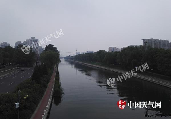 今天中午，昆玉河上空阴云密布，预示一场降雨将光临北京。