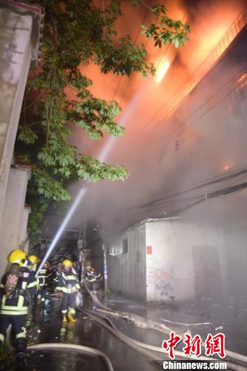 福州一仓库失火，90名消防官兵彻夜奋战扑灭火灾。　黄绿荣 摄