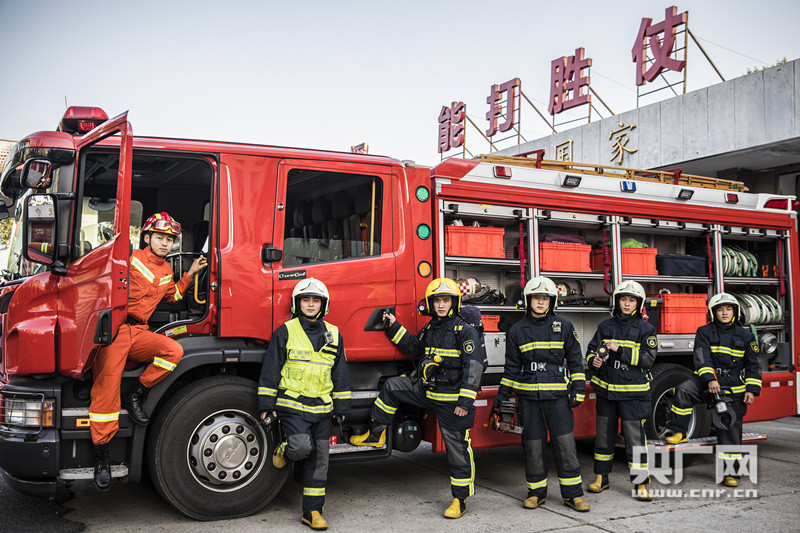 北京市海淀區(qū)公安消防支隊(duì)雙榆樹消防中隊(duì)主戰(zhàn)消防車車組成員／王永康 攝