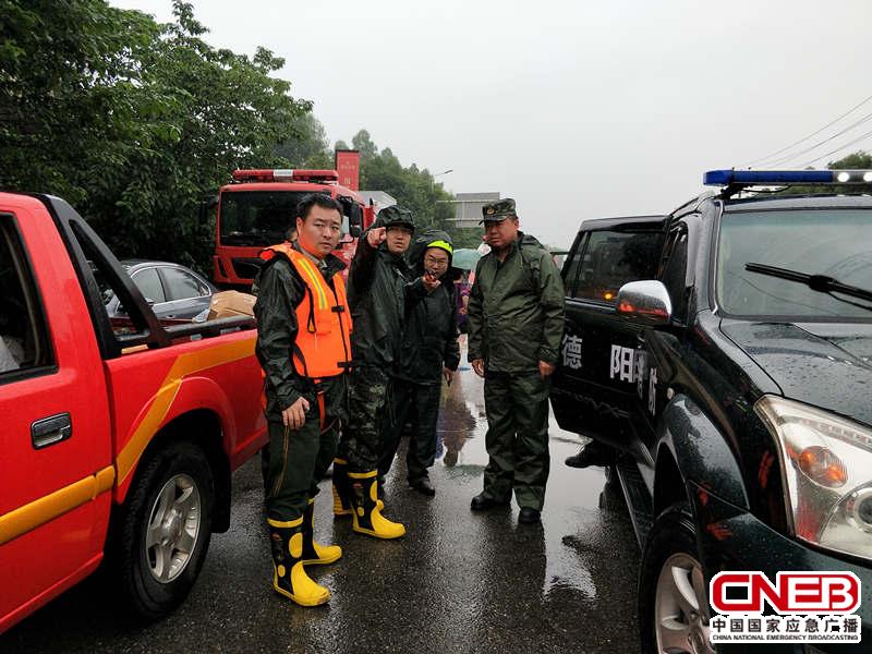 杨洪波（右一）在现场指挥救援。（德阳市消防支队供图）