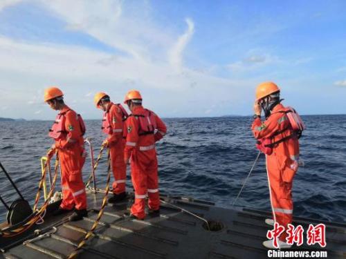 广州打捞局赴泰救援队员在事故现场作业